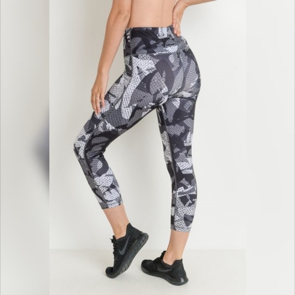 Monochrome Kaleidoscope Camo Print Capri Leggings - Picture 4 of 6
